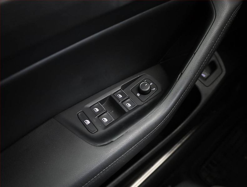 Volkswagen Passat (2018) 2.0 TDI, Automat, Serv.kniha - fotka 16 z 20