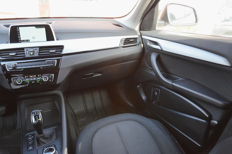 BMW X1 (2018) xDrive 20d 140kW AT /LED /NAVI - fotka 17 z 32