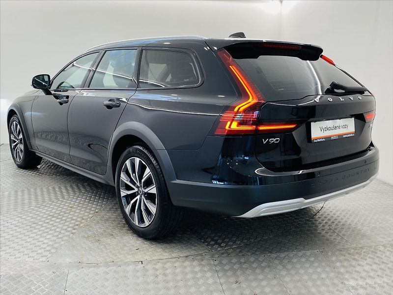 Volvo V90 B4 AWD Cross Country - fotka 22 z 25