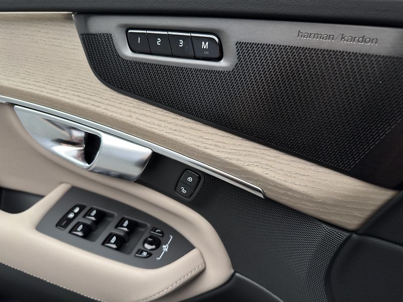 Volvo XC90 (2026) T8 AWD Plug-in DARK PLUS 7m - fotka 20 z 28