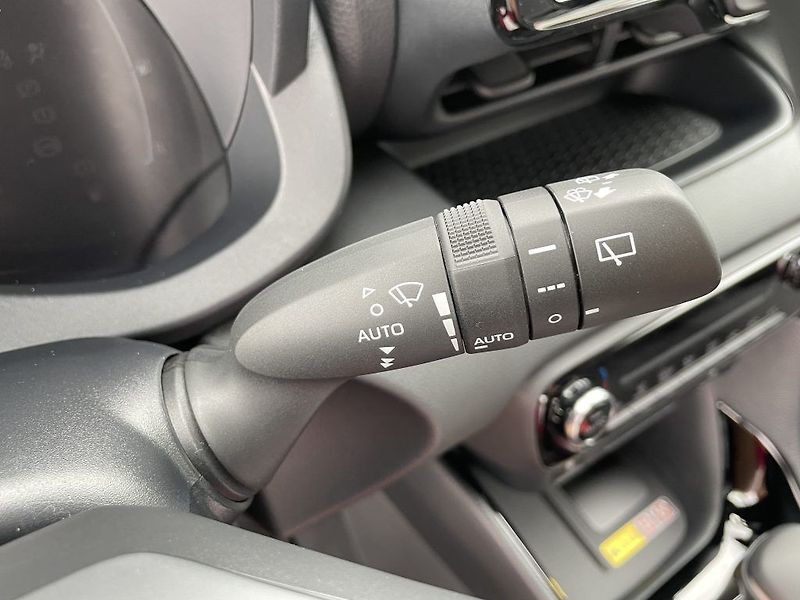 Toyota Yaris 1.5 Hybrid Style ODBĚR ihned - fotka 23 z 27