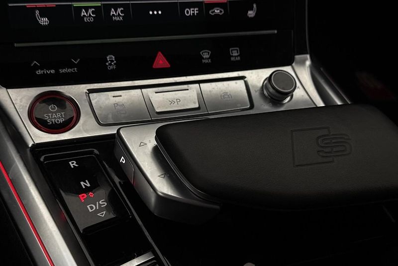 Audi SQ8 e-tron quattro Tažné Pano 360k - fotka 13 z 34