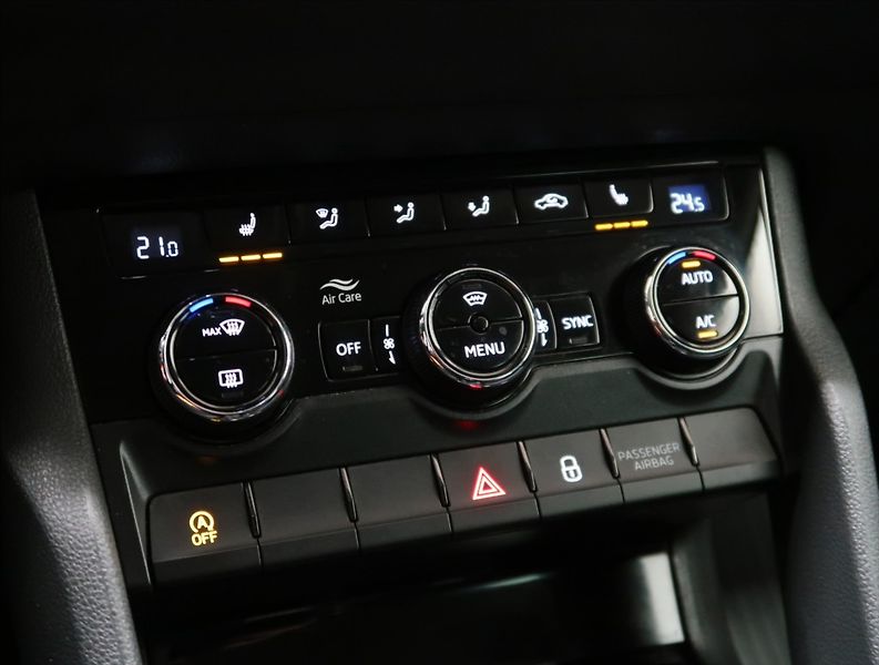 Škoda Karoq 1,5 TSI ČR 1. MAJ NAVI 2x ALU - fotka 29 z 45