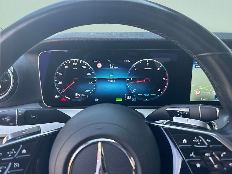 Mercedes-Benz Třídy E AVANTGARDE 220d 4MATIC - fotka 11 z 21
