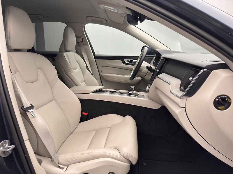 Volvo XC60 B4 AWD BRIGHT PLUS CZ 1.maj - fotka 27 z 51