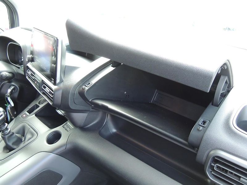 Toyota ProAce City Verso (2023) 1.2T,81kw,Family,7míst,1maj.ČR - fotka 51 z 76