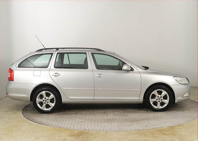 Škoda Octavia (2011) Ambiente Plus 2.0 TDI, Xenony - fotka 6 z 18