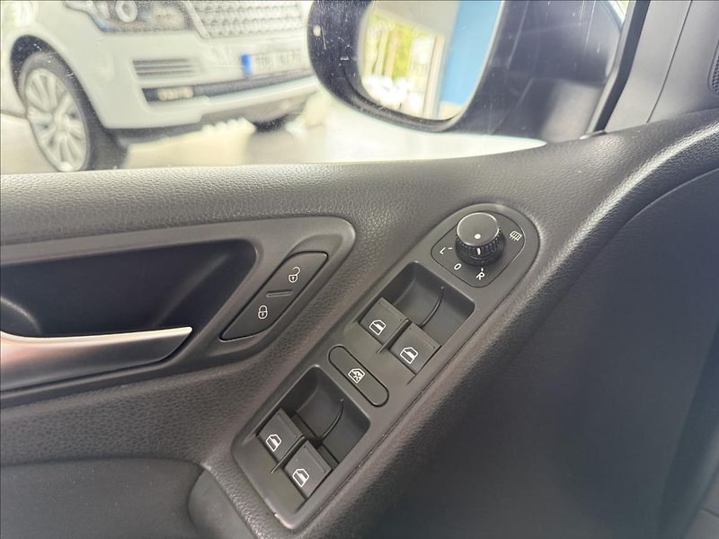 Volkswagen Golf 1,2   TSI 77kW,COMFORT,SERVISK - fotka 10 z 25
