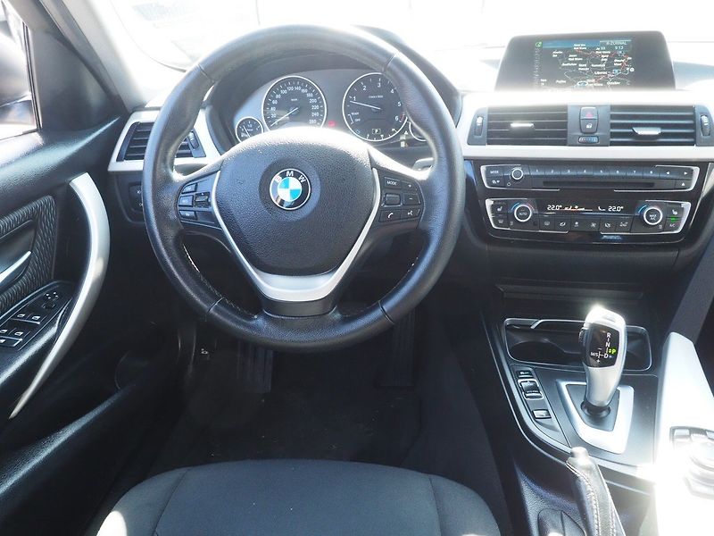BMW Řada 3 (2016) 320D xDrive, A/T - fotka 18 z 38