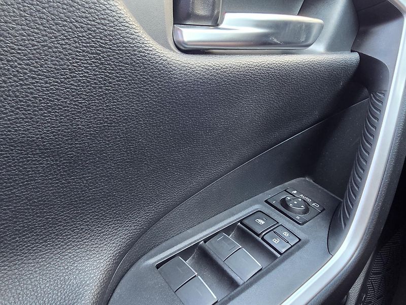 Toyota RAV4 2.0-4x4-AUT-1.MAJITEL-ZÁRUKA - fotka 26 z 40