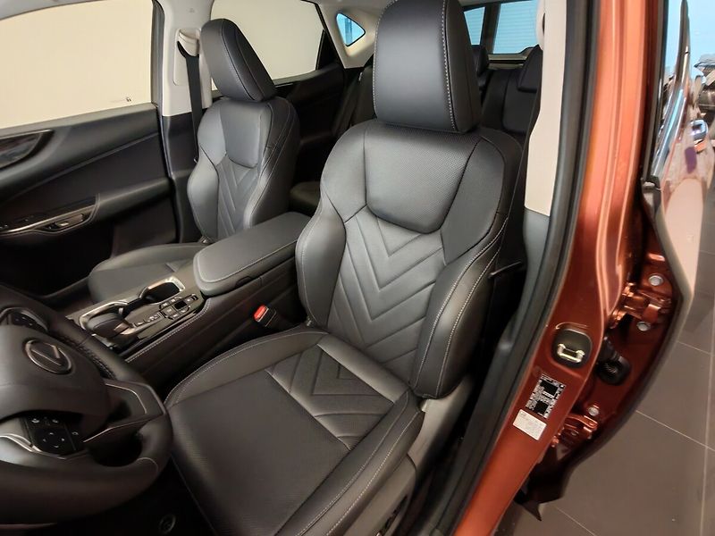 Lexus NX 450h plus 450h+ PRESTIGE Plug-in Hybrid - fotka 35 z 41
