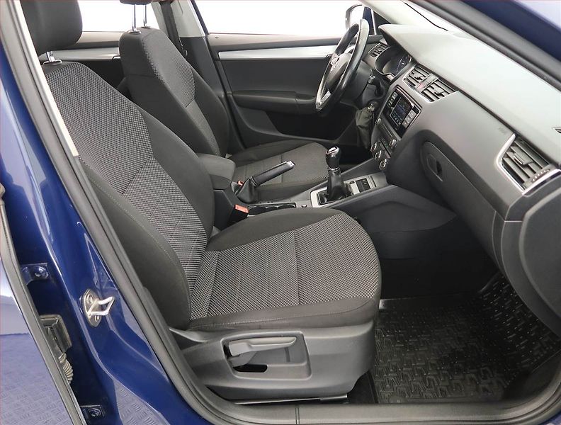 Škoda Octavia (2017) 1.6 TDI, Tempomat - fotka 9 z 17