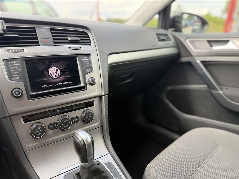 Volkswagen Golf 1,6 TDI 81kW DSG NAVI - fotka 12 z 27