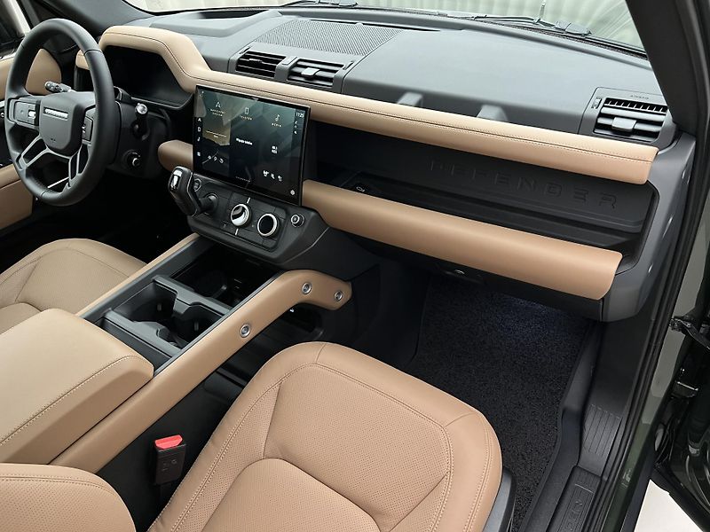 Land Rover Defender 110 D350 X-DYNAMIC REZERVACE - fotka 18 z 51