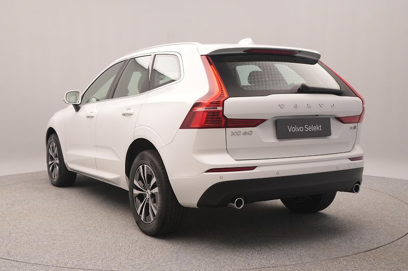 Volvo XC60 B4 AWD MOMENTUM AUT REZERVACE - fotka 9 z 45