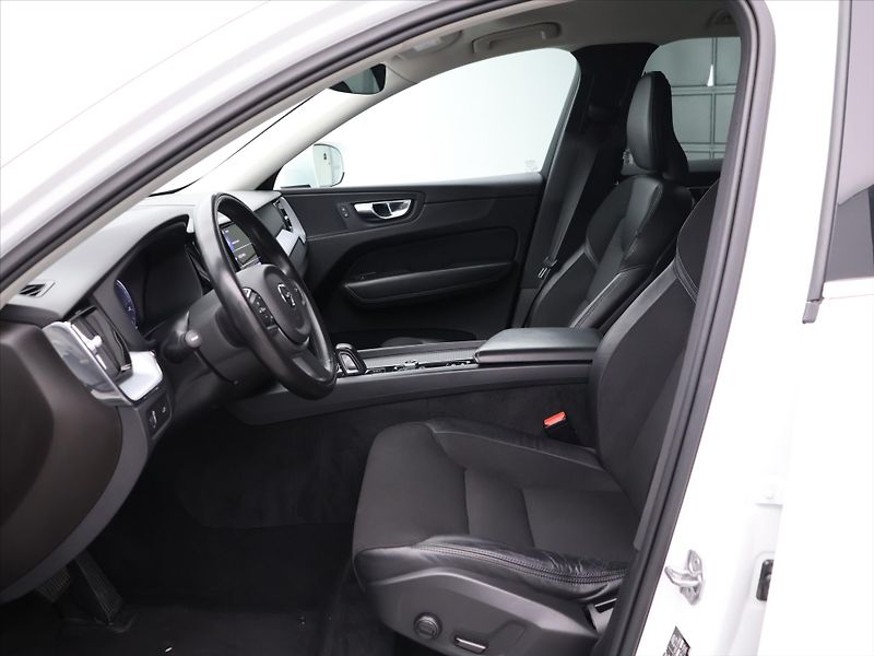 Volvo XC60 2,0 B4 145kW AWD Momentum CZ D - fotka 11 z 32