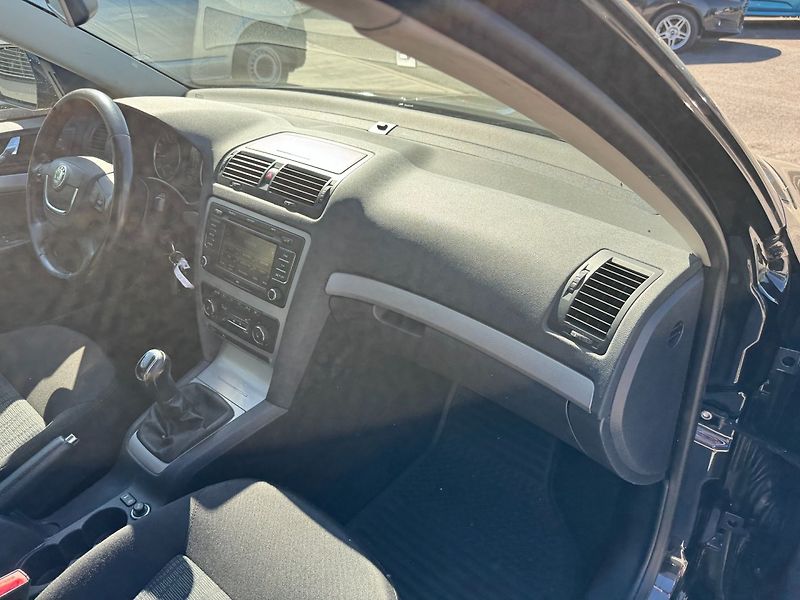 Škoda Octavia (2012) Elegance 1.6 TDI 77kW - fotka 28 z 40