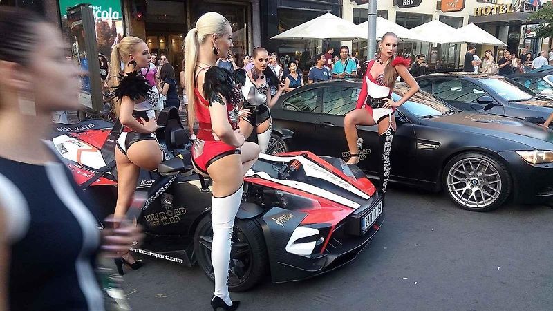 Praha (18. 7. 2017) – Sportovní auta, pózující slečny – a samozřejmě obdivovatelé i fanynky jedněch i druhých. Nic z toho nechybělo v úterý večer dolní části Václavského náměstí, kam se sjeli účastníci akce HIT Road trip 2017 – Evropa.