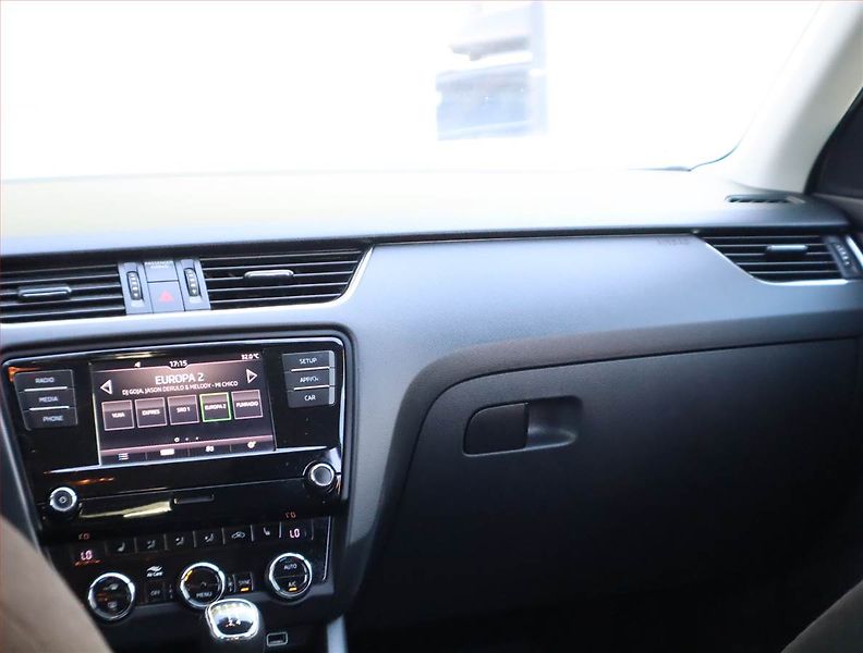 Škoda Octavia (2019) 1.6 TDI, Tempomat - fotka 8 z 16