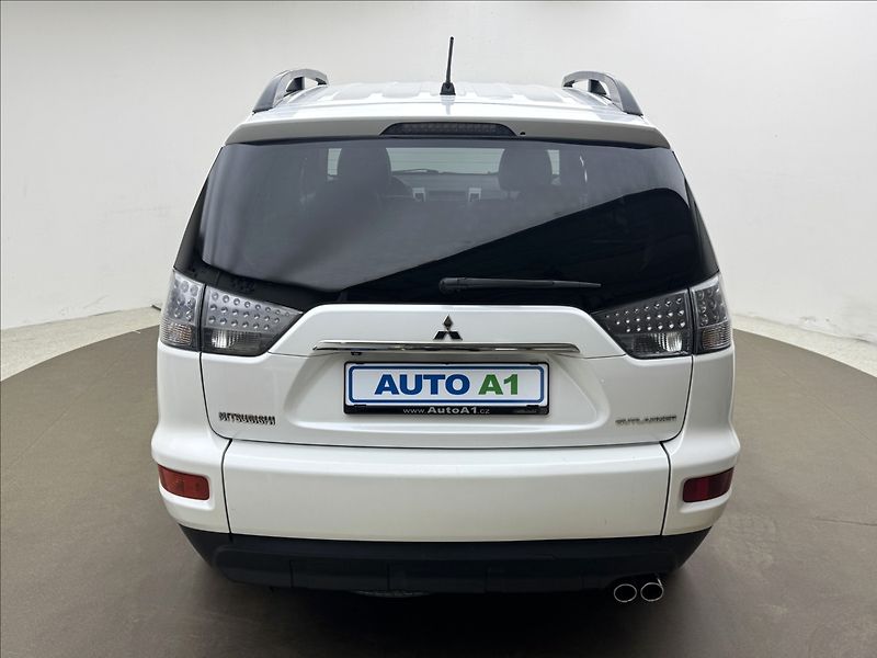 Mitsubishi Outlander 2,2 4WD AUTOMAT VÝHŘEV KAMERA - fotka 5 z 34