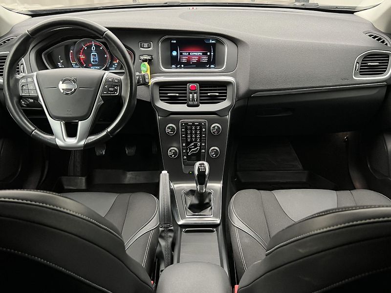 Volvo V40 D2 MOMENTUM - fotka 2 z 34