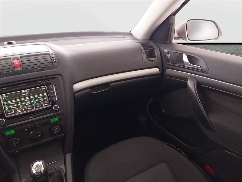 Škoda Octavia (2008) Elegance 2.0 TDI, ČR,1.maj - fotka 8 z 18