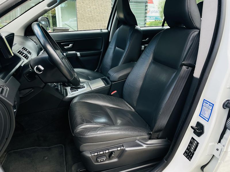 Volvo XC90 2.4D5 4x4 AUT VÝHŘEV SENZORY - fotka 28 z 44