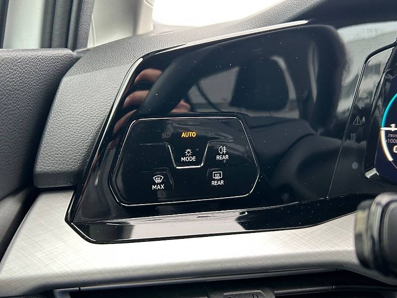 Volkswagen Golf Life 6G 1,0TSi - fotka 20 z 24