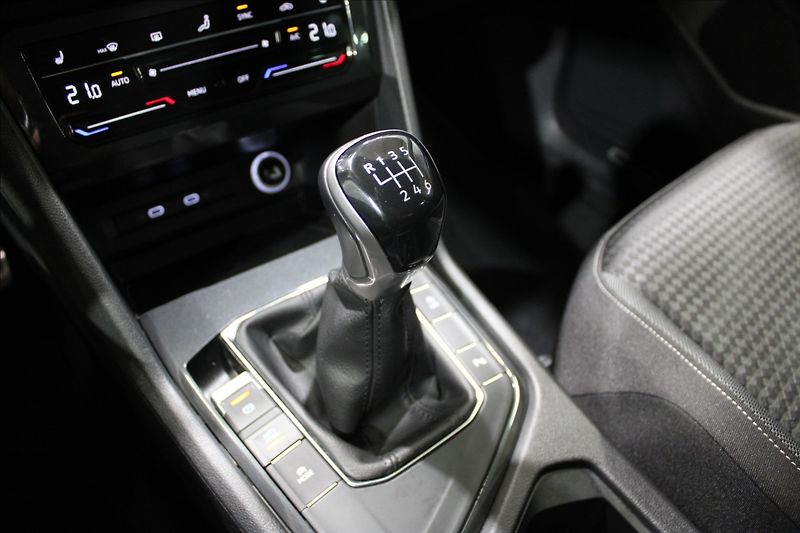 Volkswagen Tiguan 1,5 TSI Active 1.majitel - fotka 27 z 33
