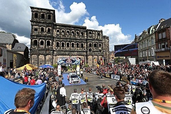 Pódium pro vítěze Německé rallye je umístěno před zachovalou starořímskou bránou Porta Nigra. Mimochodem, Trevír je považován za nejstarší město v Německu.