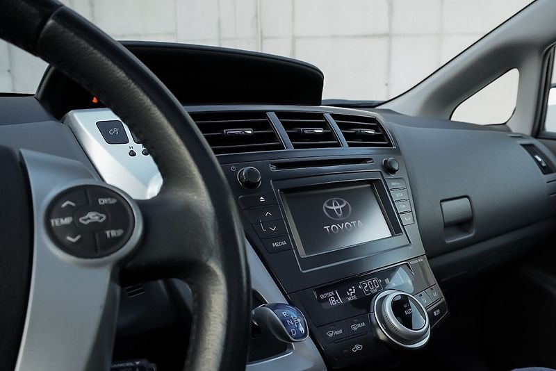 Toyota Prius 1.8 HYBRID 7míst - fotka 18 z 34