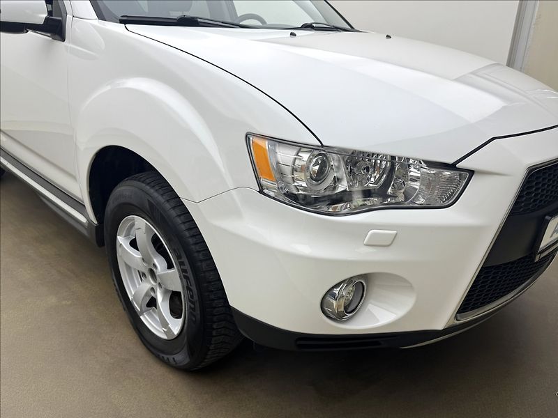 Mitsubishi Outlander 2,2 4WD AUTOMAT VÝHŘEV KAMERA - fotka 32 z 34