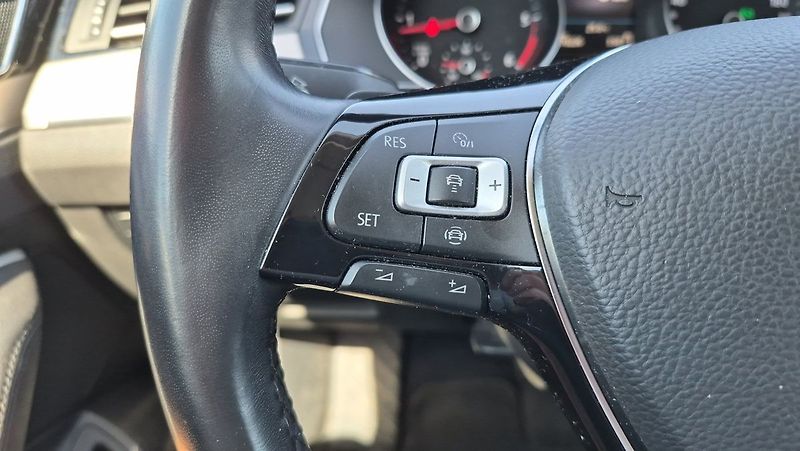 Volkswagen Passat 2.0 TDI 110kw R-Line - fotka 14 z 26