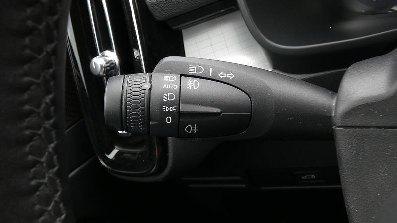 Volvo XC40 B3 PLUS DARK - fotka 10 z 23