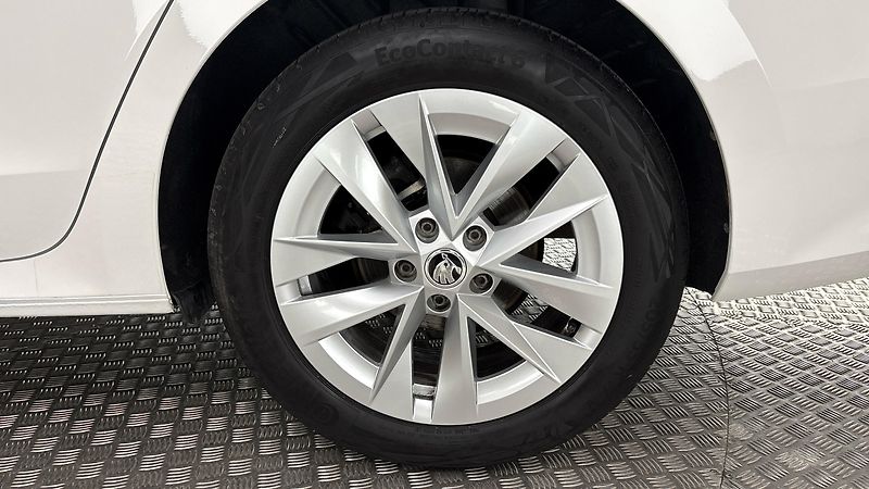 Škoda Octavia 2.0 TDI DSG Style Combi - fotka 19 z 27