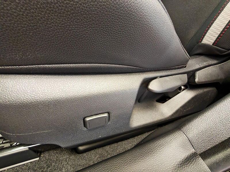Toyota Corolla Touring sports, 1.8 Hybrid GR - fotka 13 z 36