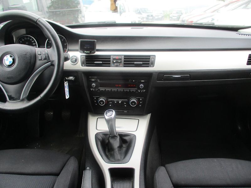 BMW Řada 3 (2011) 320i combi - fotka 6 z 9