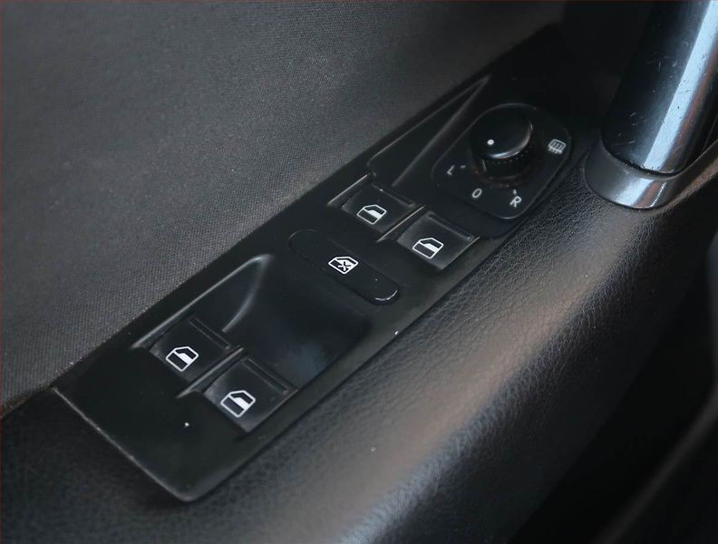 Volkswagen Passat (2012) 1.6 TDI, Tempomat - fotka 15 z 17