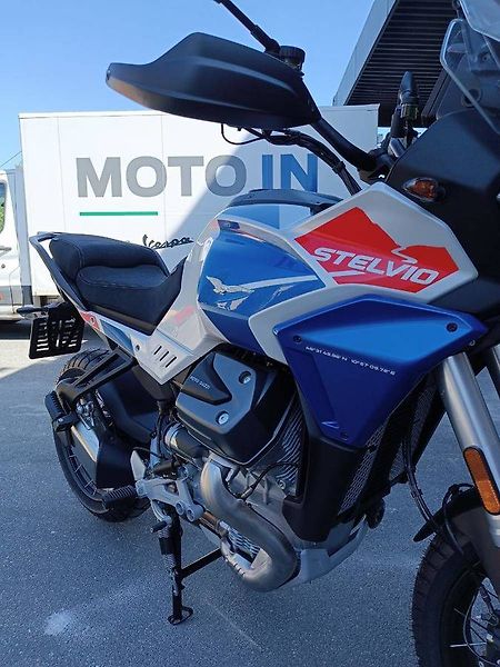 Moto Guzzi V 100 Stelvio (2026) Stelvio V100 Duecento Tributo - fotka 13 z 15