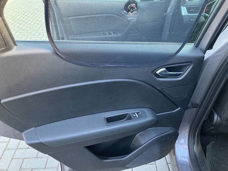 Renault Captur (2023) INTENS TCE 140 EDC 1.MAJ.ČR - fotka 18 z 33