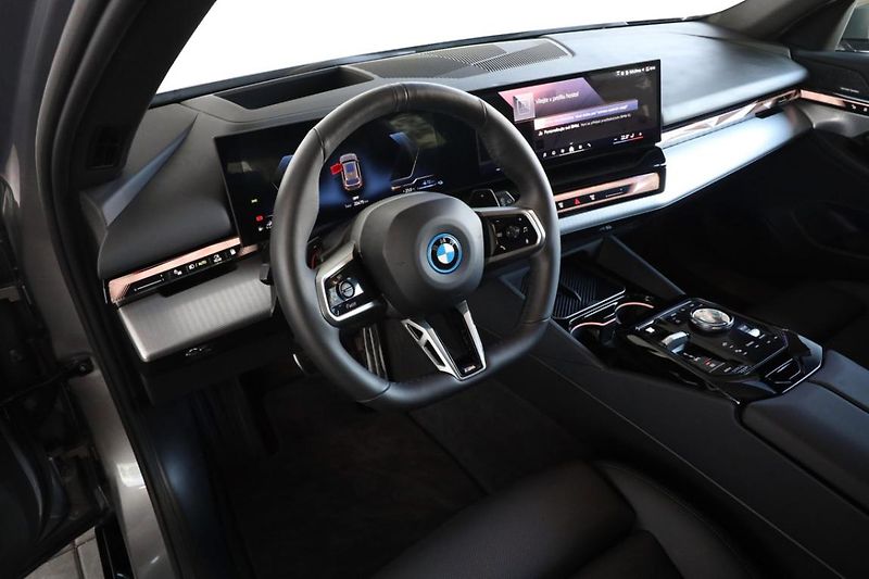 BMW Řada 5 530e xDrive Touring - fotka 2 z 32