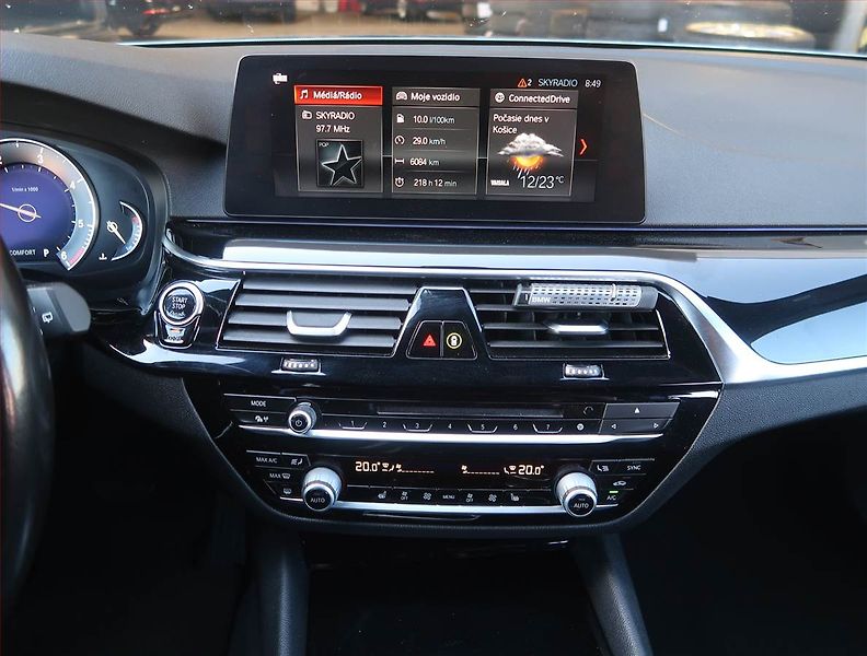BMW Řada 5 (2018) Sport Line 540d xDrive, 4X4 - fotka 12 z 23