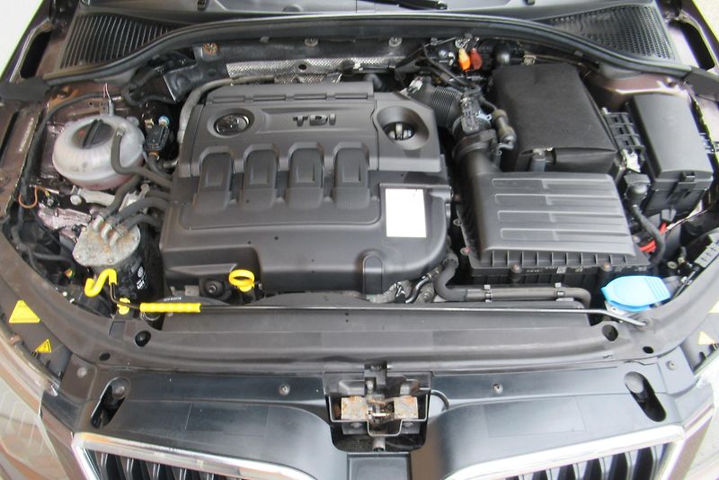 Škoda Octavia 1.6 TDI AUT. KLIMA NAVI TAŽNÉ - fotka 23 z 24