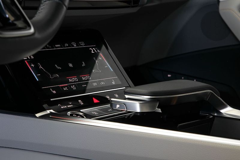 Audi e-tron 55 300kW Matrix Softclose HUD - fotka 26 z 44
