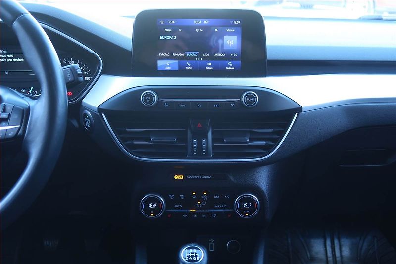 Ford Focus (2018) 1.0 EcoBoost, Tempomat - fotka 12 z 14