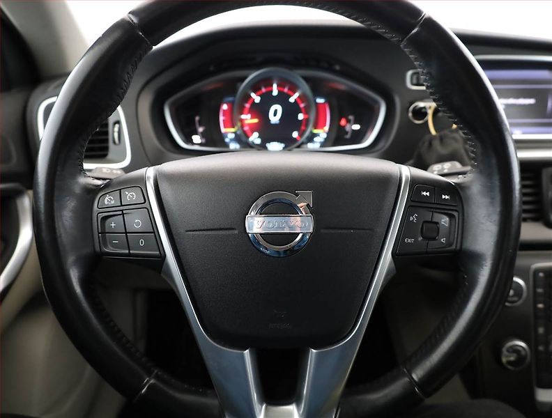 Volvo V40 (2013) 2.0 D3, Navi, Tempomat - fotka 8 z 17