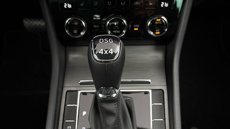 Škoda Superb 2.0 TDI DSG 4x4 Style - fotka 27 z 33