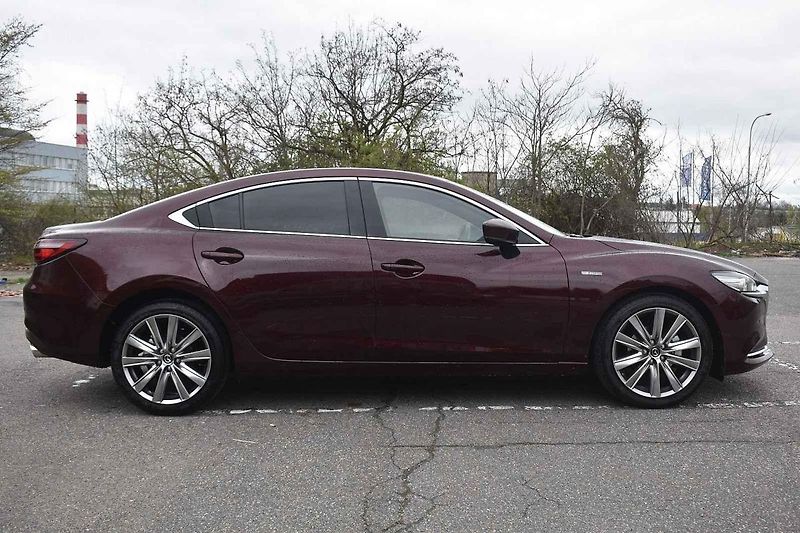 Mazda 6 se v současné generaci vyrábí již přes deset let. Stáří na ní vidět není
