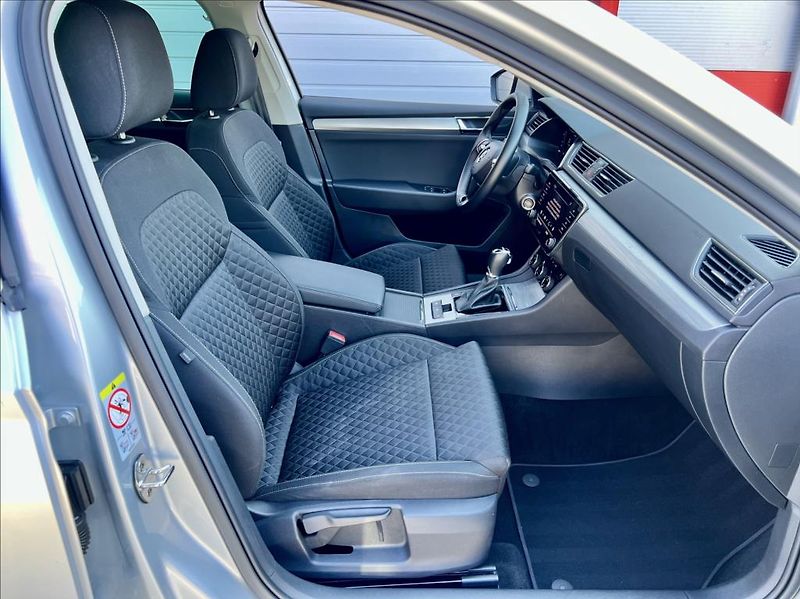 Škoda Superb 2,0 TDI DSG VIRTUAL ACC ZÁRUKA - fotka 19 z 48