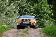 Vitara s pohonem 4x4 nemá problém ani s nejprudšími výjezdy.
